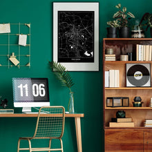 Lade das Bild in den Galerie-Viewer, Halle (Saale) Dark Poster - Minimal - Vorschau über Schreibtisch in einem Zimmer mit grüner Wand und Holzmöbel
