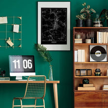 Lade das Bild in den Galerie-Viewer, Heilbronn Dark Poster - Minimal - Vorschau über Schreibtisch in einem Zimmer mit grüner Wand und Holzmöbel

