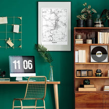Lade das Bild in den Galerie-Viewer, Heilbronn Light Poster - Minimal - Vorschau über Schreibtisch in einem Zimmer mit grüner Wand und Holzmöbel
